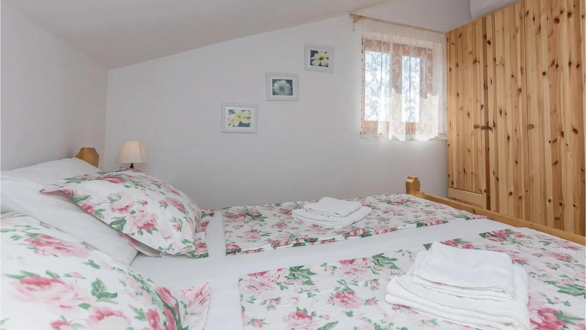 Semesterbostad Beautiful Home In Maslenica With Kitchen